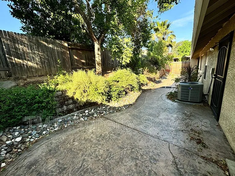 204 Sapphire Ct — Photo 12