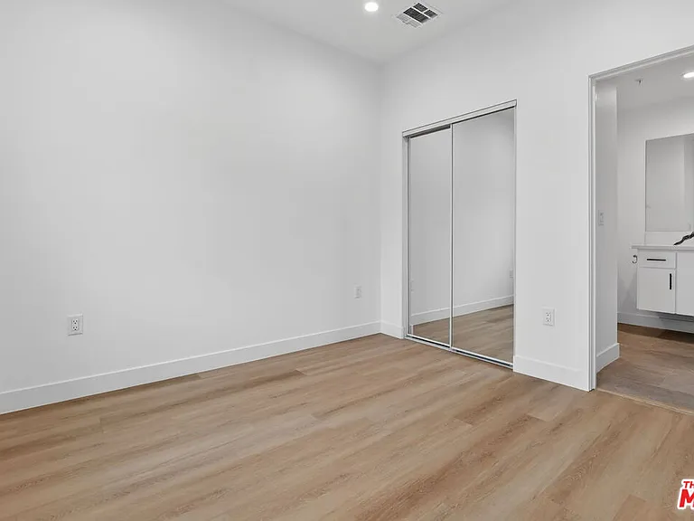 11444 Oxnard St #1/2 — Photo 21