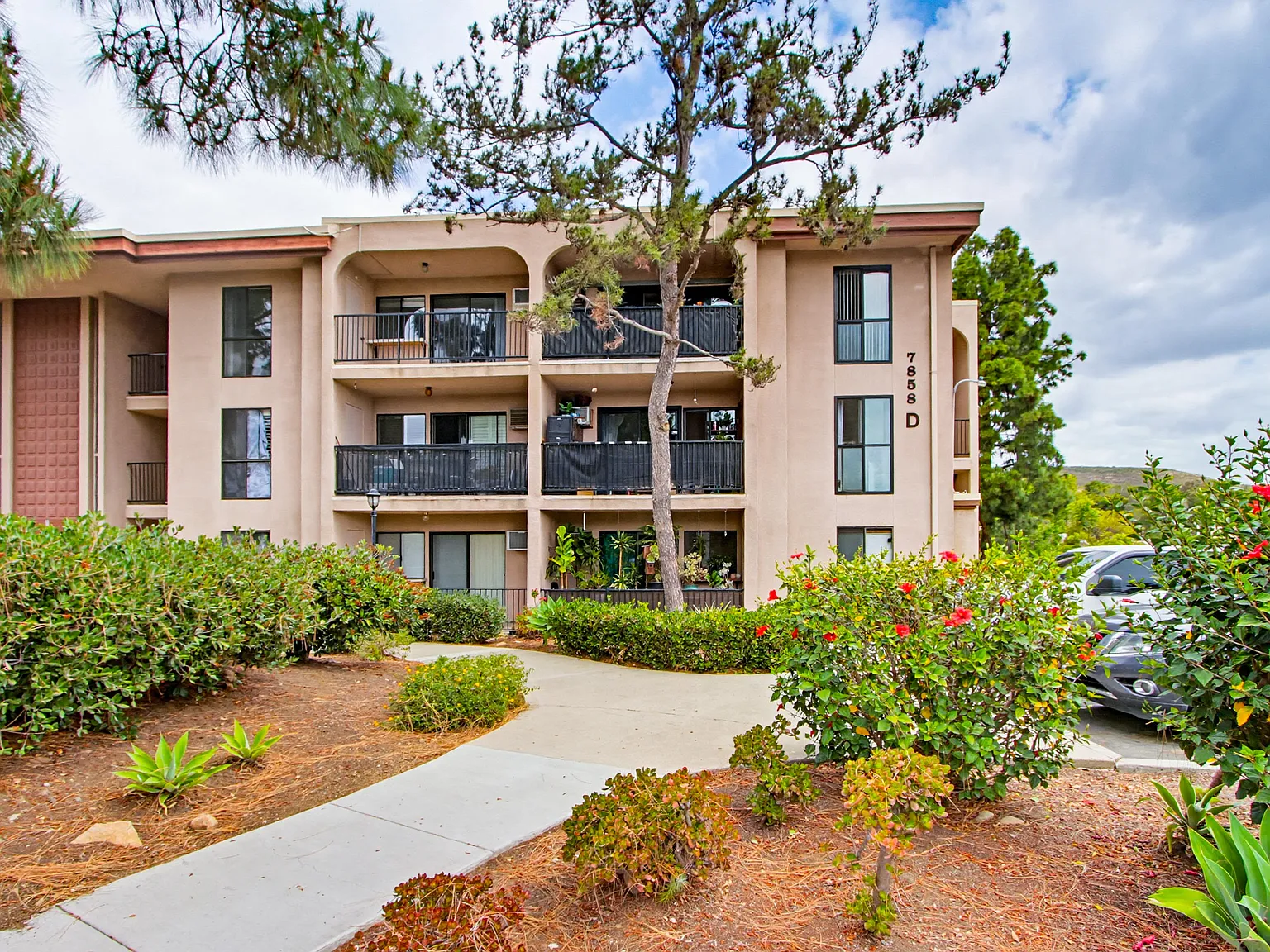 1 bed, 724 sqft, $2,100 — Photo 1