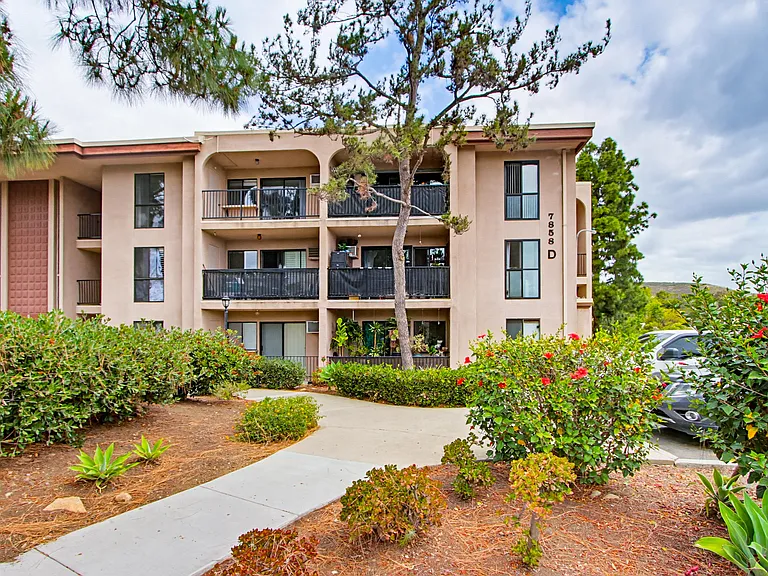 7858 Cowles Mountain Ct #D27 — Photo 1