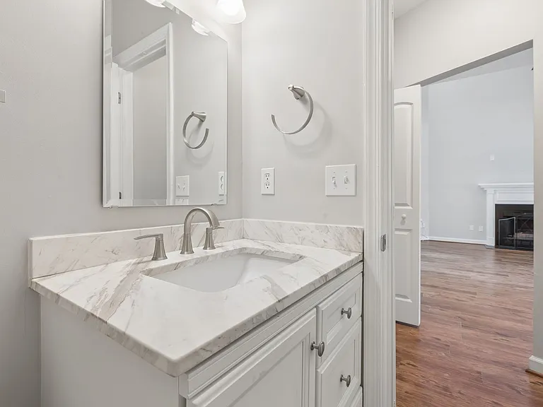 812 E Willow Point Pl — Photo 32