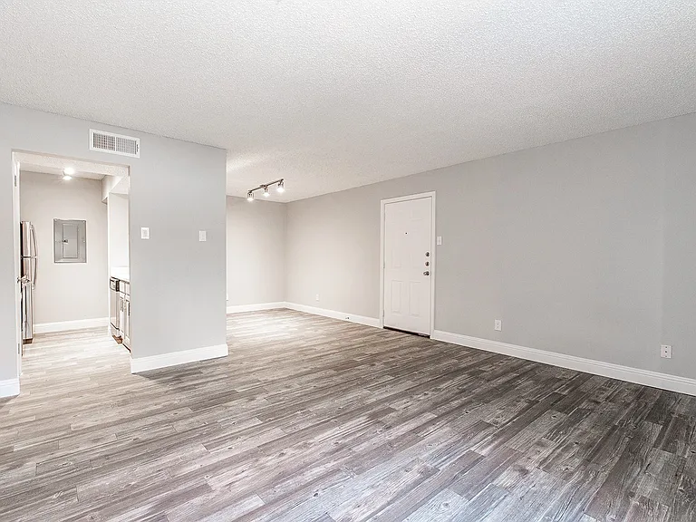 Vine Apartments — Photo 34