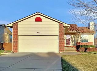812 S Red Oaks Cir, Wichita, KS 67207