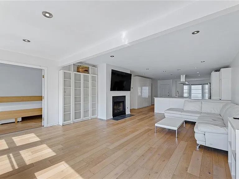908 Lenox Hill Ct NE — Photo 7