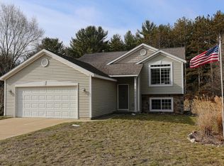 17803 Dogwood Dr, Spring Lake, MI 49456