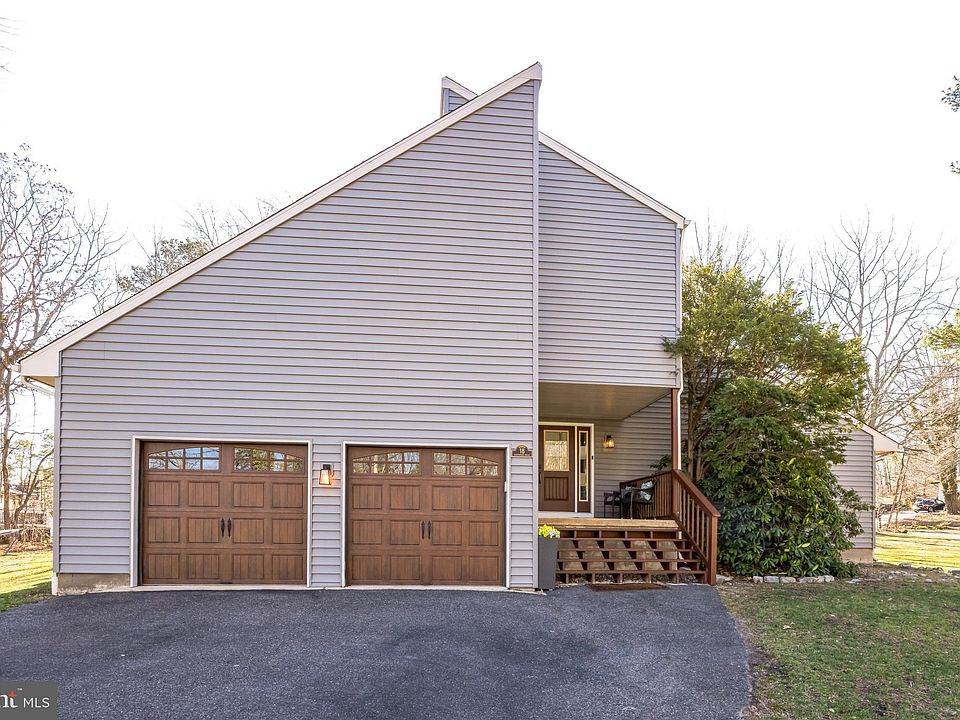 1st image of 18 Eastwood Dr