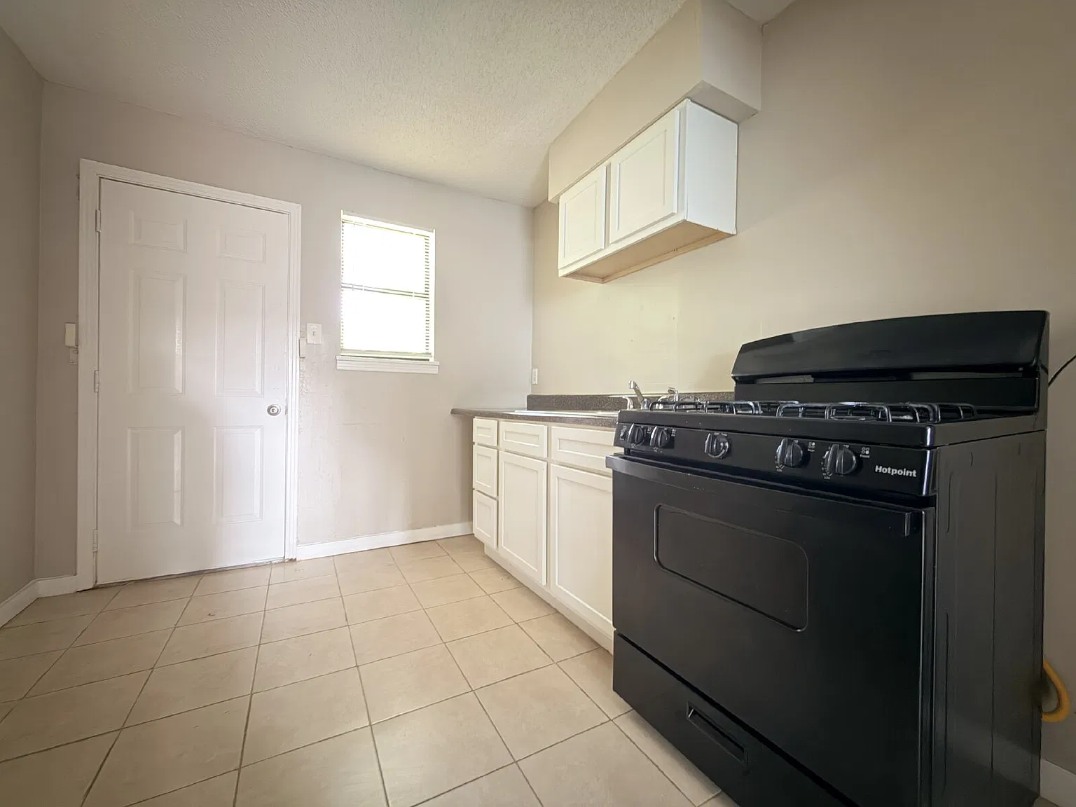 1 bed, 1.0 bath, 1050 sqft, $725 — Photo 3