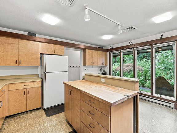 5th image of 8 Morgan Cir