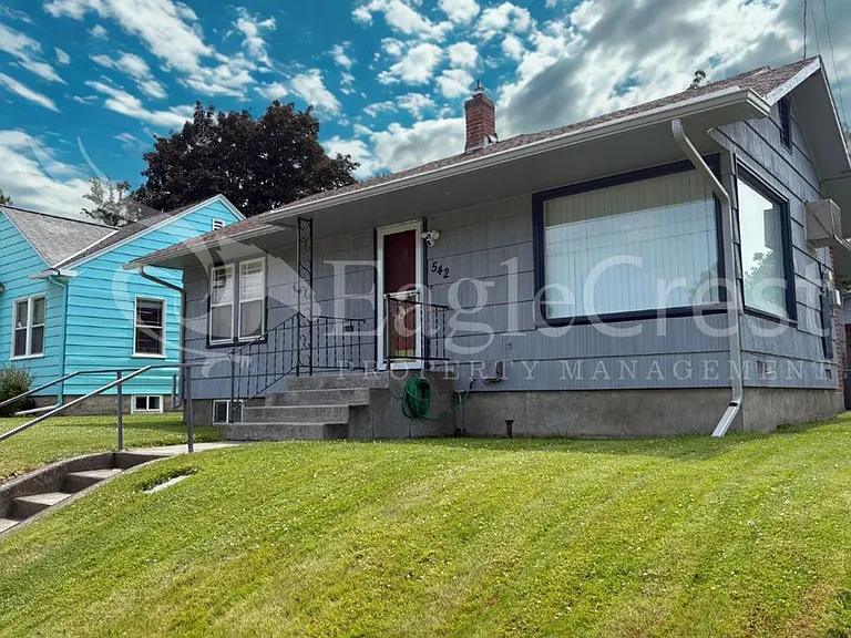 542 E Chestnut St — Photo 2