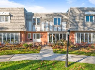 1495 Chantilly Ct, Highland Park, IL 60035