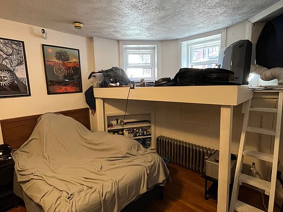 2nd image of 289 Newbury St APT 2A
