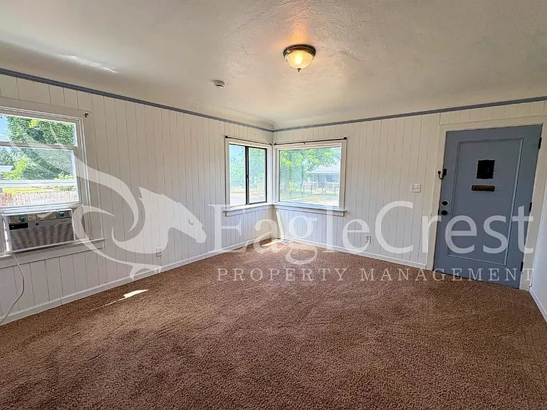 1001 W Chestnut St — Photo 11