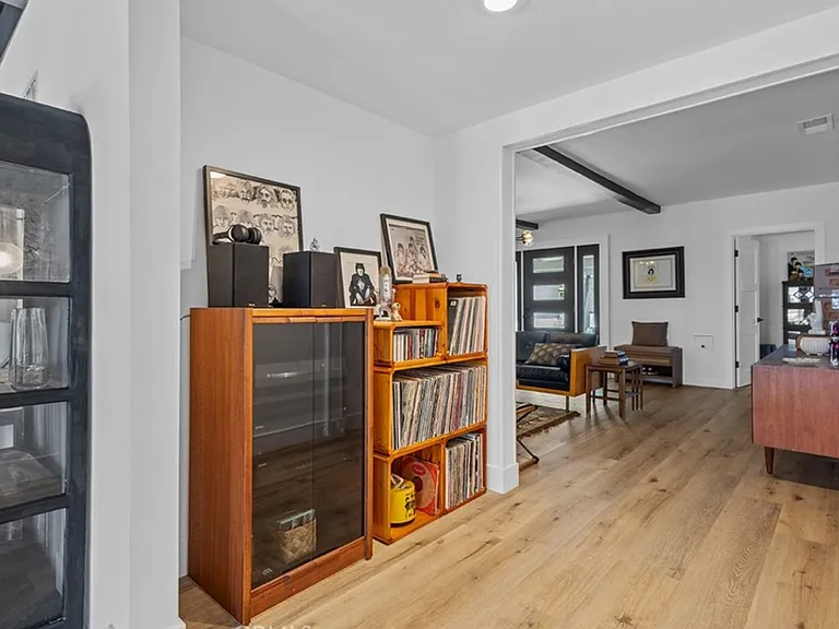 334 W Valencia Ave — Photo 10