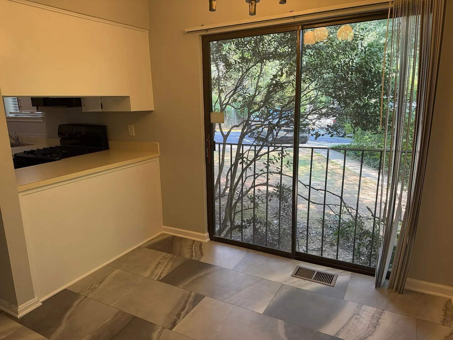 Charming End-Uit Townhome Nestled in Potomac — Photo 3