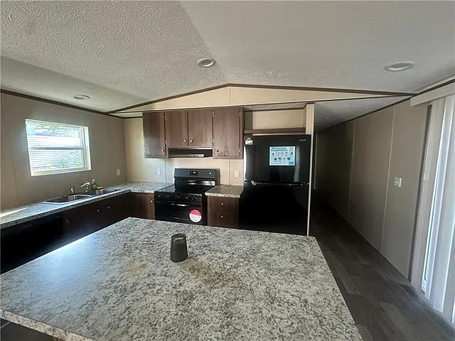 4 bed, 2.0 bath, 1140 sqft, $1,500 — Photo 3