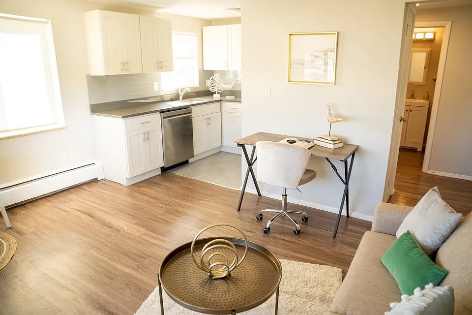 Sunset Park Apartments — Photo 3