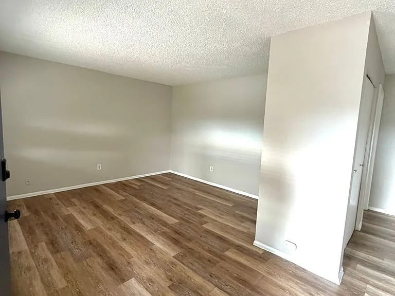Westwind Apartments — Photo 21