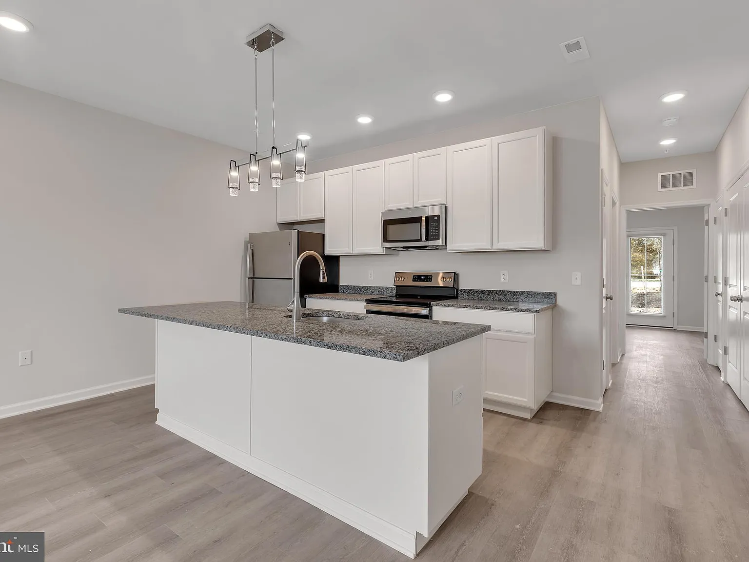 1 bed, 908 sqft, $1,795 — Photo 4