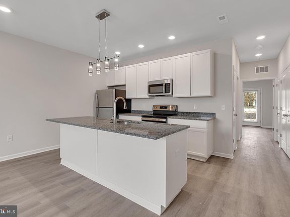 4th image of 15 Wildflower Ln