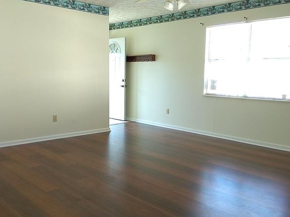 3rd image of 916 W Oldham Ave