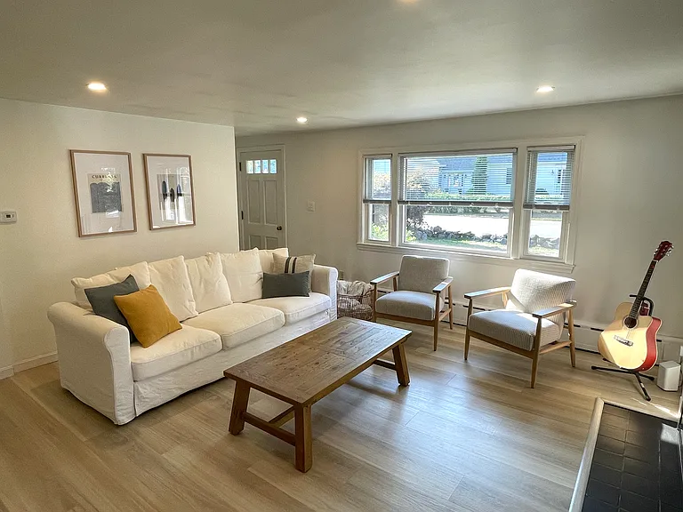 370 Wallis Rd — Photo 10