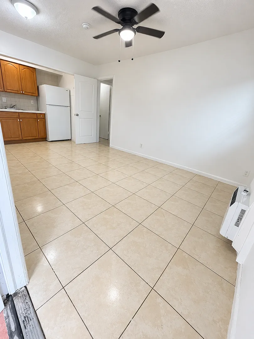 1161 NE 23 Ter — Photo 3