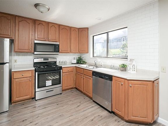 3rd image of 430 Woodland Hill Ct