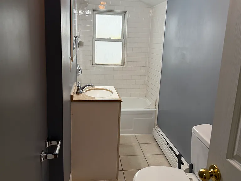 Full bathroom with tub/shower