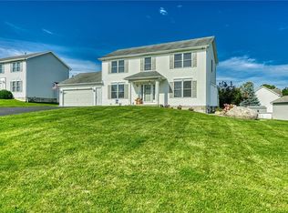 1141 Sweet Creek Cir, Webster, NY 14580