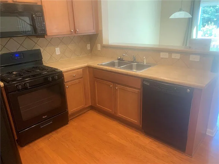 121 Creekwood Trl — Photo 2