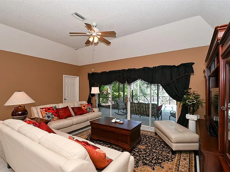 3866 Surrey Ct — Photo 9