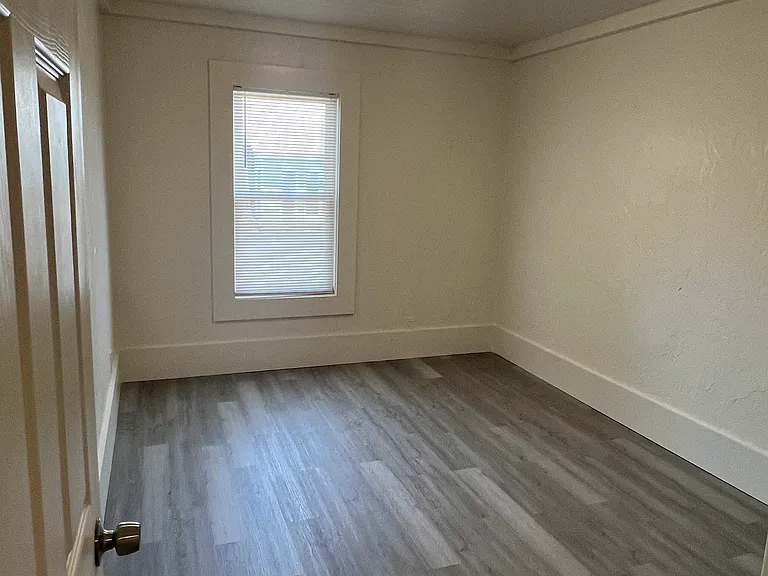 31 Russell St #3R — Photo 6