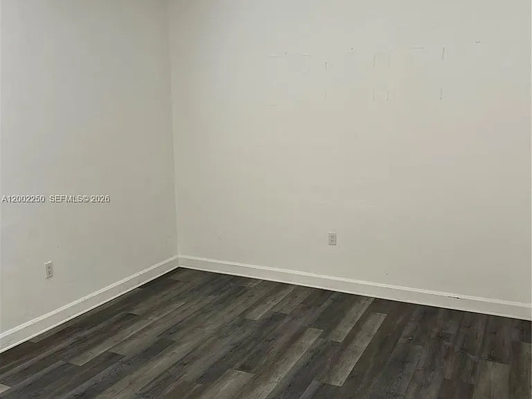 300 Sunset Dr #5 — Photo 4