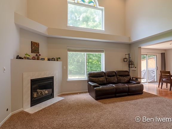 4th image of 3916 Old Elm Dr SE