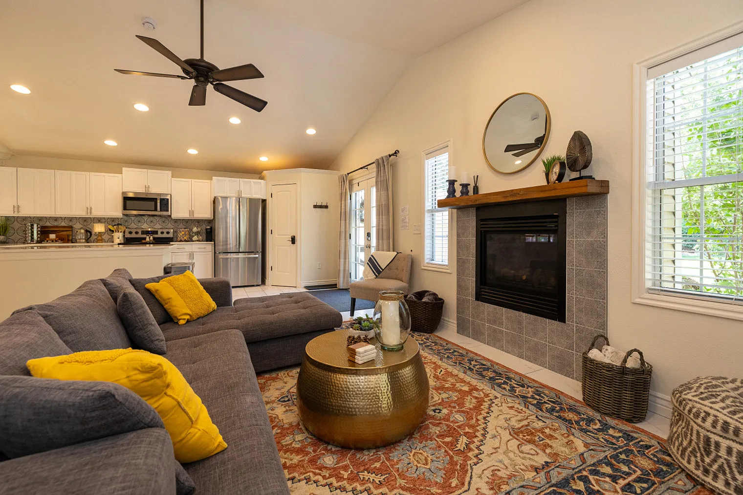 2 bed, 1.0 bath, 1205 sqft, $2,806 — Photo 2