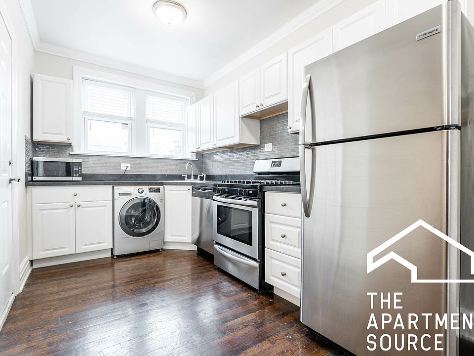 1st image of 3819.5 N Greenview Ave #2E