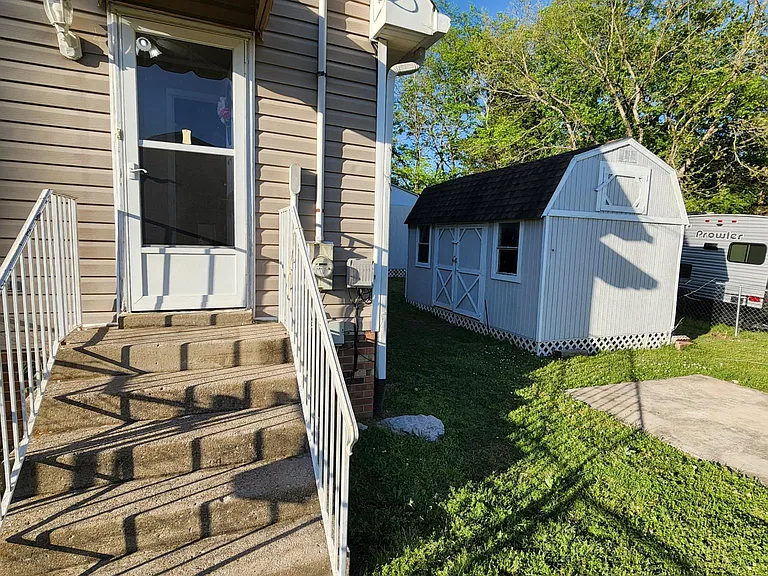 1129 S Maple St — Photo 22