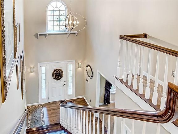 4th image of 380 Graystone Ct