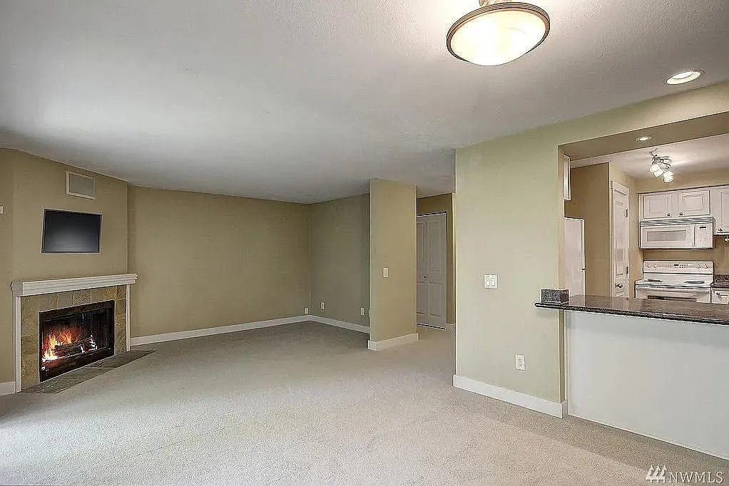 2 bed, 1.5 bath, 922 sqft, $2,400 — Photo 3
