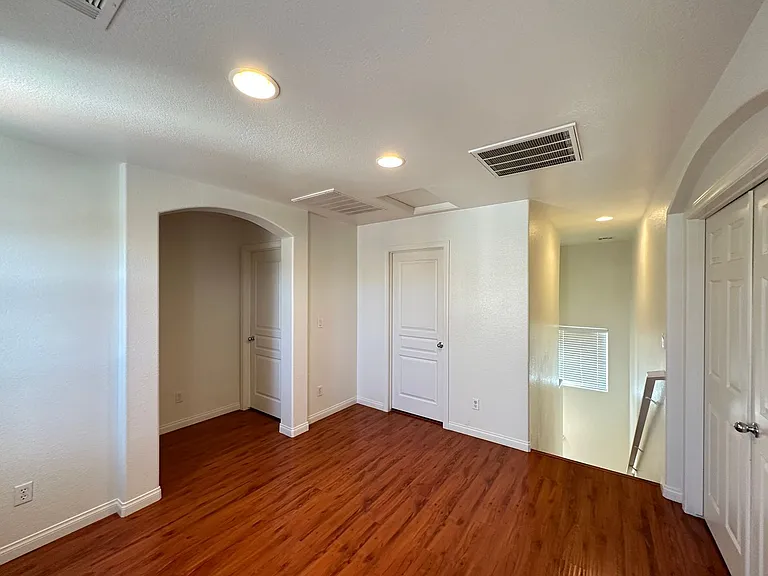 10224 Tait St — Photo 7