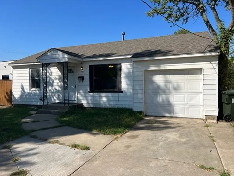 1122 N Flood Ave — Photo 2