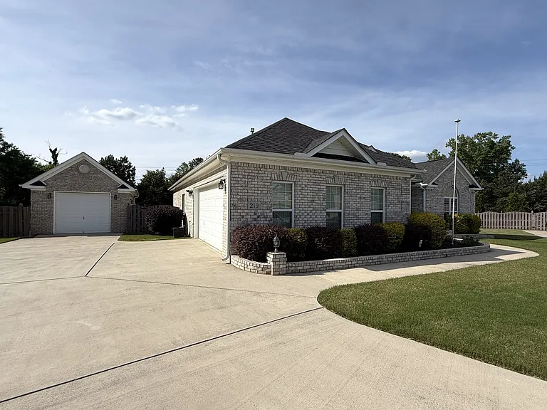 219 Woodgrove Dr — Photo 3