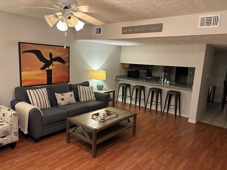 2400 Suwanee Ln — Photo 5