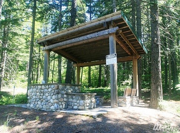 Lakefront common area barbecue shelter.