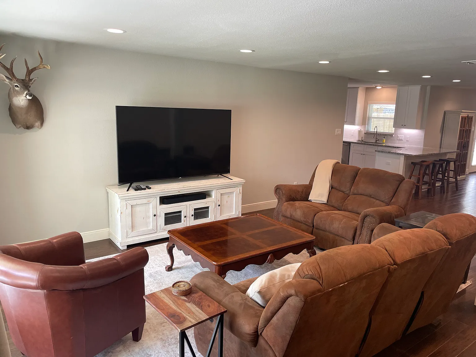 3 bed, 2.5 bath, 2213 sqft, $4,800 — Photo 2