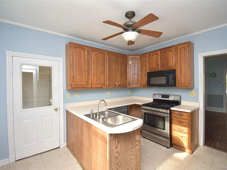 79 Rombout Ave — Photo 8