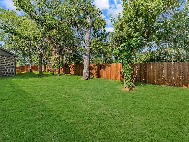 241 Gardenia Dr — Photo 2