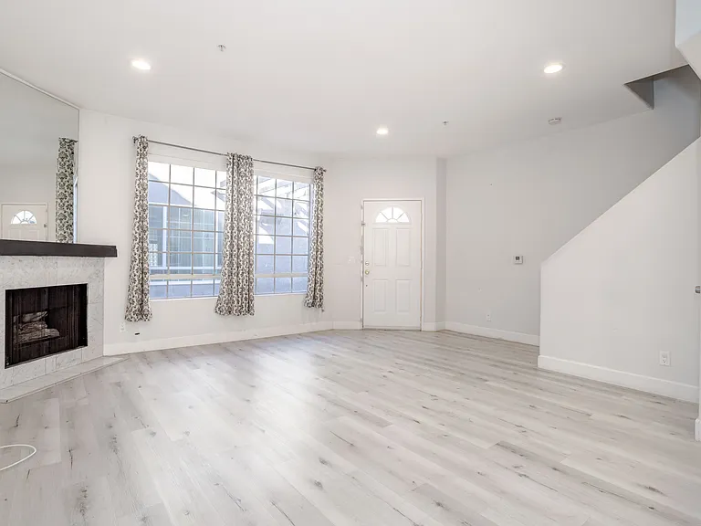 18347 Saticoy St #28 — Photo 13