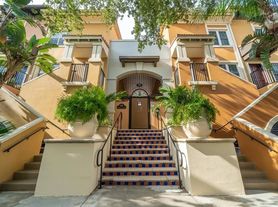 200 4th Ave S
