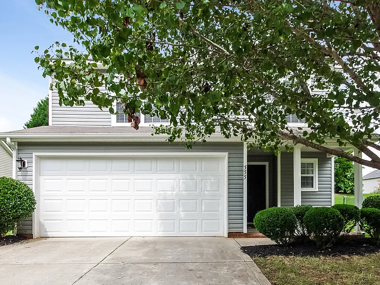 555 River View Dr — Photo 1